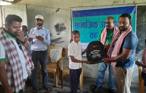 विद्यालयका छात्राहरुलाई व्याग वितरण